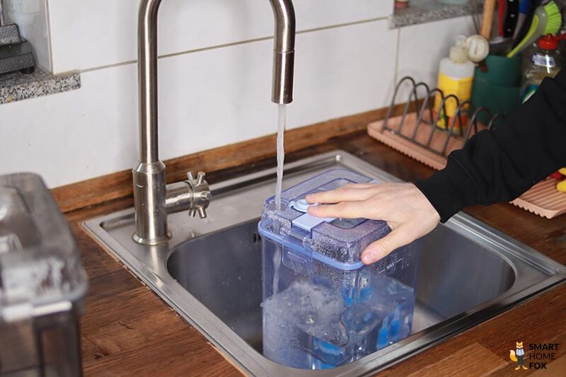 Frischwassertank des Ecovacs Deebot X1 OMNI wird mit Wasser befüllt